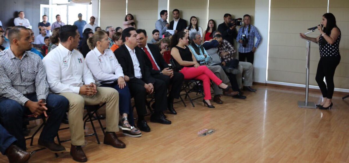 AlyGamboa's tweet photo. Toma de protesta de @yanez_arturo como dirigente estatal de @MTestatalDGO con la presencia de @Marisa_PRI_MT @EnriqueBenitezO https://t.co/keYD8C4IkG