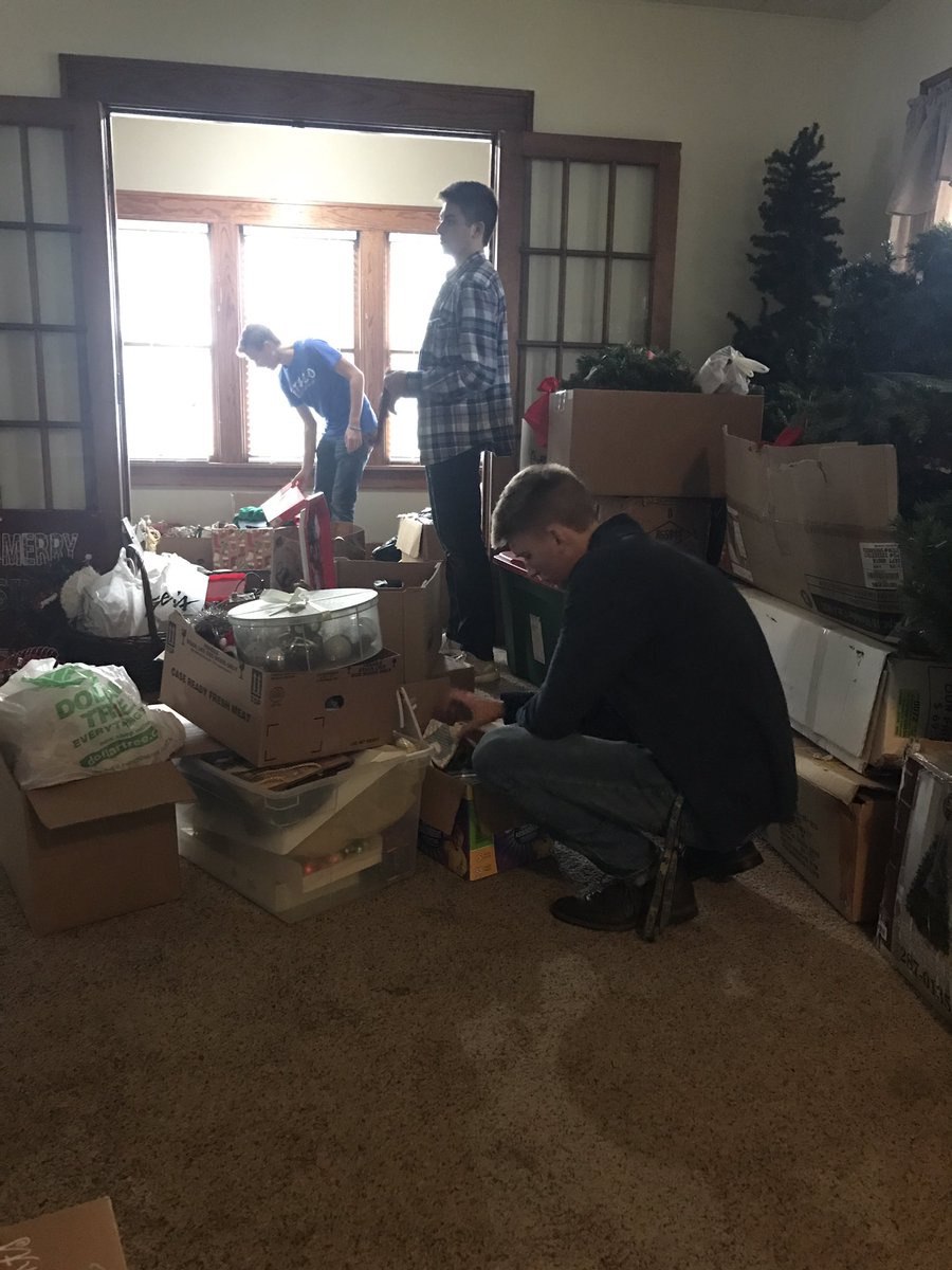 KHSstuco_'s tweet photo. Great day for a service project! Helping at the Kearney Jubilee Center from 10-2 with some great kids😄 https://t.co/XvycoFtQCO