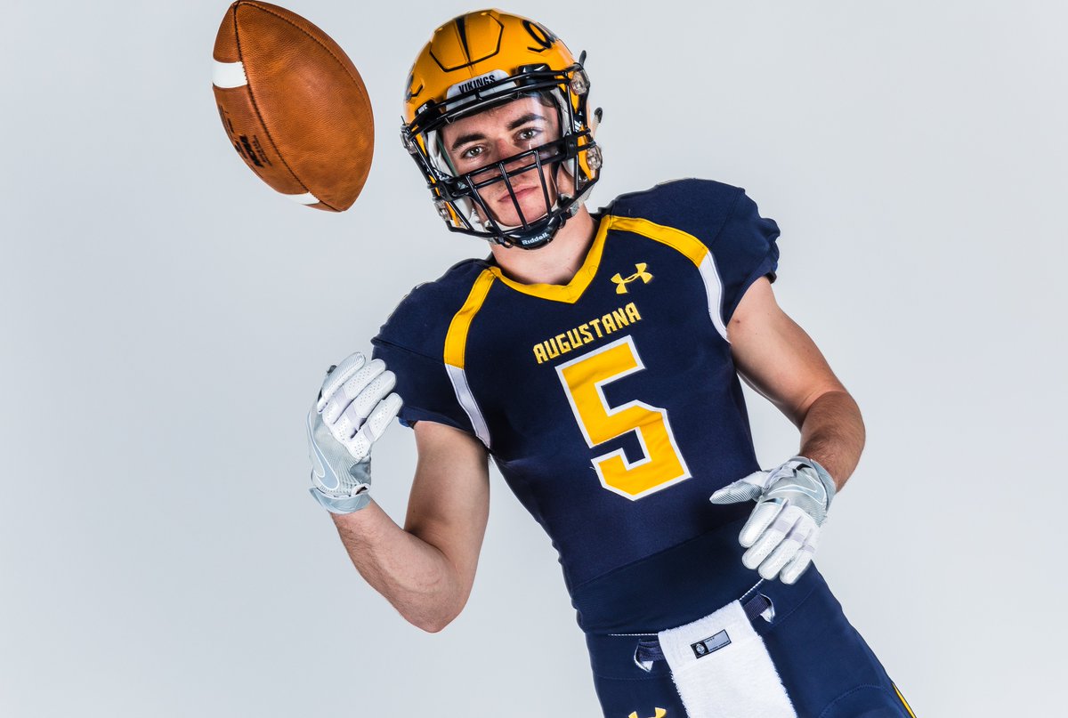 AugieILfootball's tweet photo. Touchdown Augustana! Bleyer connects with Hennessy for a 7 yard pass! Augie leads 7-0 with about 9 minutes left in the 1st! #AUGvsMIL https://t.co/CMniwj8ni6