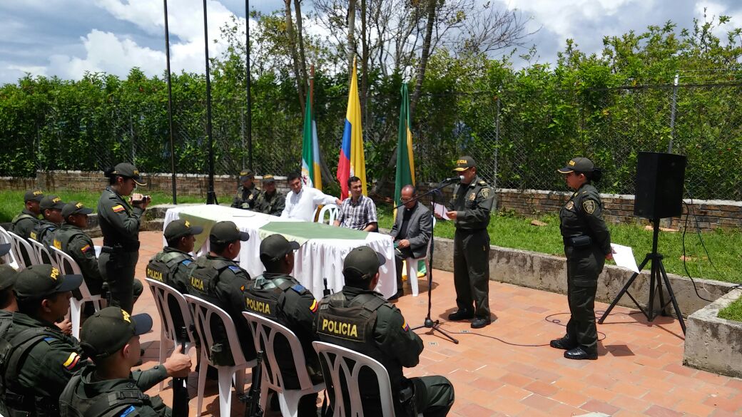 PoliciaCauca's tweet photo. Reconocimiento al personal de la estación de la Sierra por parte de la Dirección de Seguridad Ciudadana https://t.co/Mvq21BZSgR