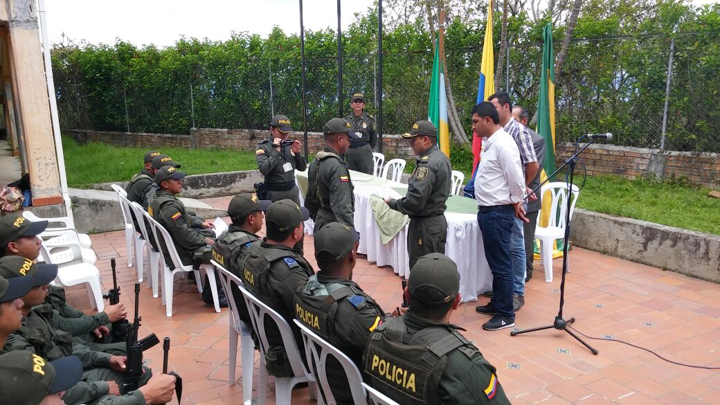 PoliciaCauca's tweet photo. Reconocimiento al personal de la estación de la Sierra por parte de la Dirección de Seguridad Ciudadana https://t.co/Mvq21BZSgR