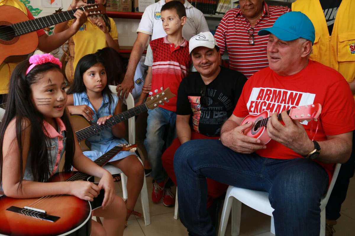 AlcaldiaCucuta's tweet photo. Durante la brigada institucional dialogamos con la comunidad de Belén, enterándonos de primera mano de sus necesidades! https://t.co/sNt3J79DCe