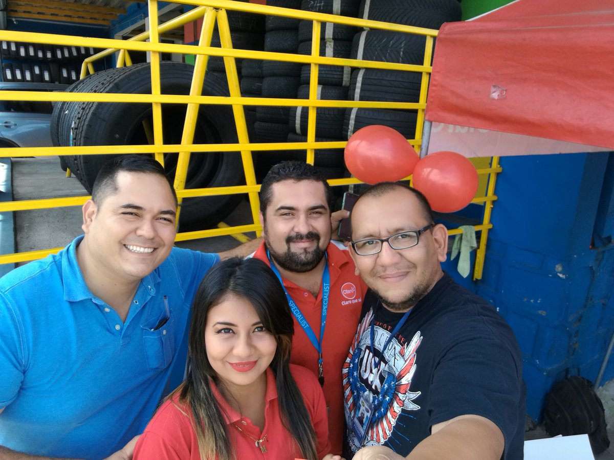 willitonavas's tweet photo. #GrupoMODA #ClaroPrepago #MarioSanchez #ElisaGranados #HugoPimentel Unidad Móvil @RadioMil80 @claroelsalvador & @cadenacentral https://t.co/I14SCJE8jg