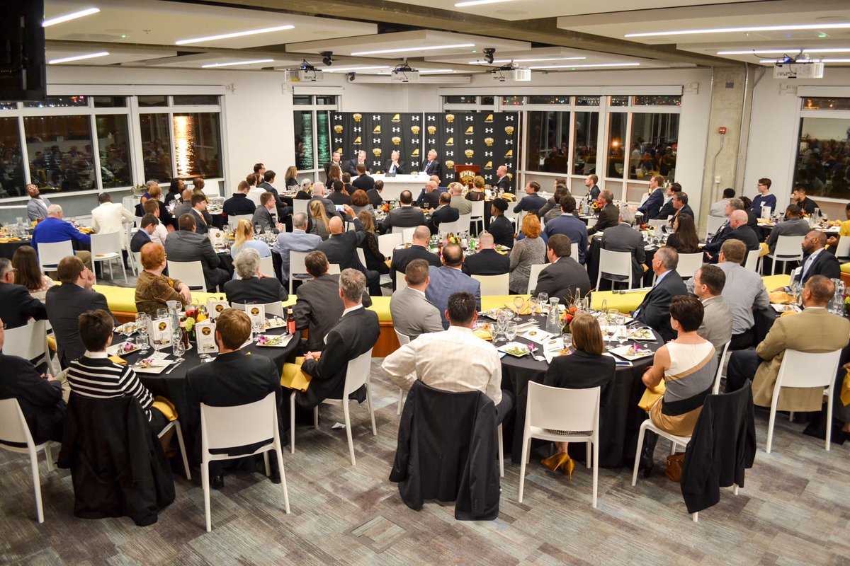 UMBC_MBB's tweet photo. Thx Coach Williams, Coach Odom, Mr Feinstein &amp; everyone who came to support us @ the Tipoff dinner last night. Certainly a special evening! https://t.co/Ll5NPYKt6J