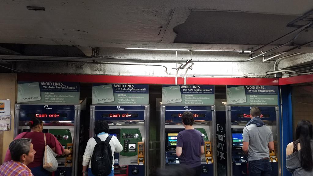 hi_can_d's tweet photo. No machine in Midtown took CC. Everyone's going cashless except #MTA apparently. Hike fares again for broken machines &amp; incompetent staff? 👌 https://t.co/eJ9DCAH64c