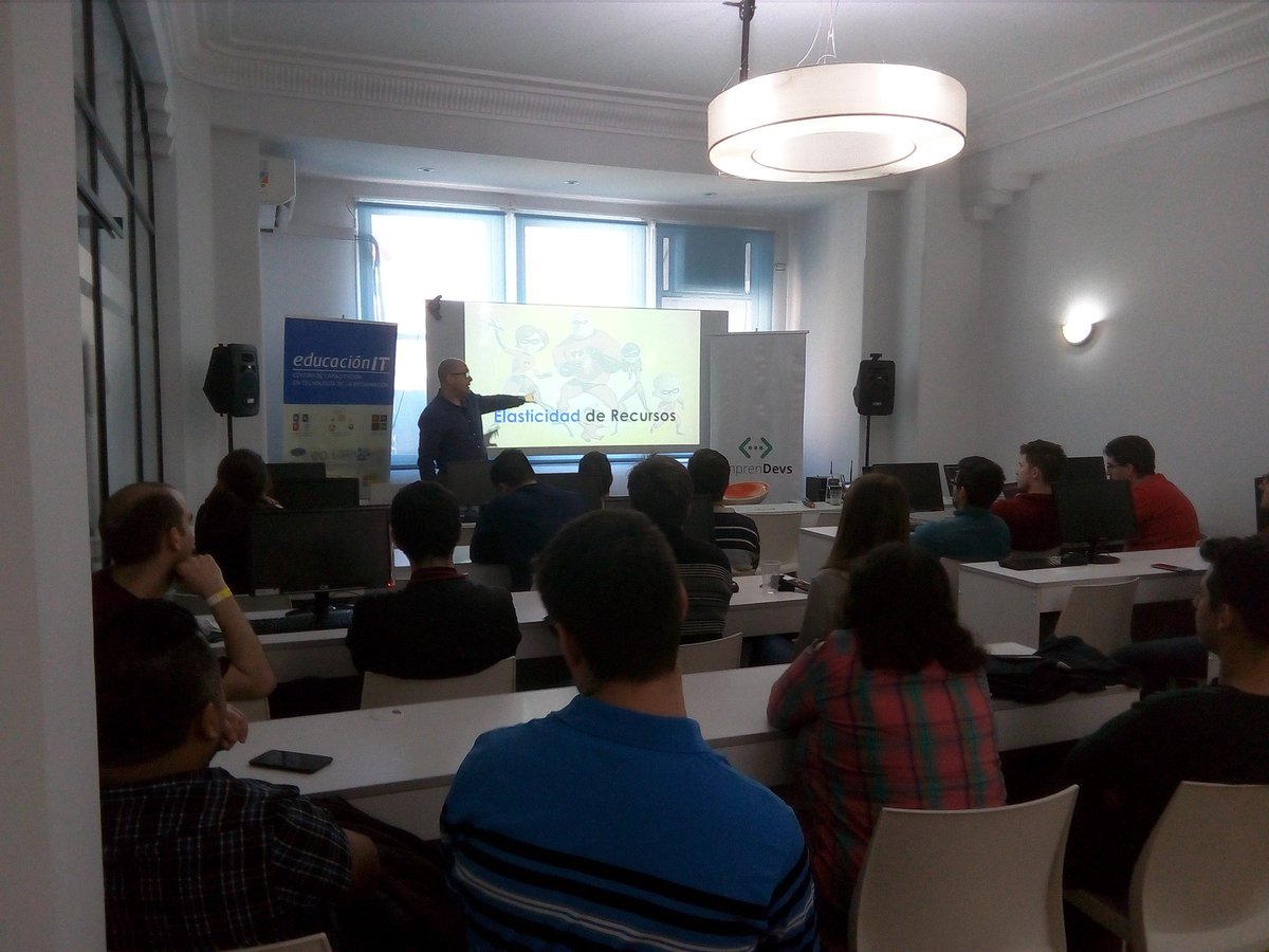 Gabriel Simona habla sobre 
IBM Bluemix &amp; Cognitive Computing 
#emprendev2017