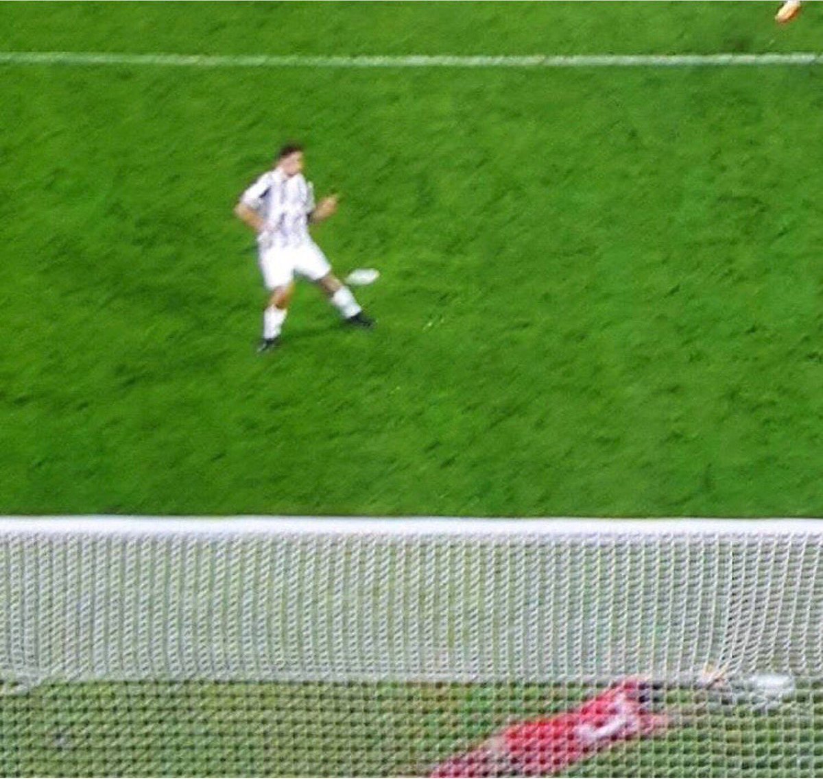 RAvitabile's tweet photo. Il calciatore più forte di tutti i tempi 😂😂😂😂 sbaglia il secondo rigore di fila #JuveLazio 1-2 risultato finale @ParlandodiTutto https://t.co/DhsmJfjI3V