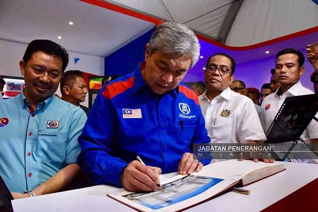 japenjohor's tweet photo. #jauharku | YAB Timb PM dibawa melawati ruang pameran yg tdpt di #ekspojohor2017
๐ธ #nazrirapaai & #fuad2 | Jurufoto @JPenerangan
#teamjohor https://t.co/8qAaXLbBJa