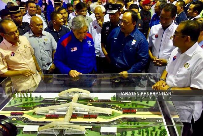 japenjohor's tweet photo. @JPenerangan @Zahid_Hamidi @khalednordin @ayubbinrahmat @Zainudin1S @EkspoJohor2017 #jauharku | YAB Timb PM dibawa melawati ruang pameran yg tdpt di #ekspojohor2017
๐ธ #nazrirapaai & #fuad2 | Jurufoto @JPenerangan
#teamjohor https://t.co/bjBWqQGdJu
