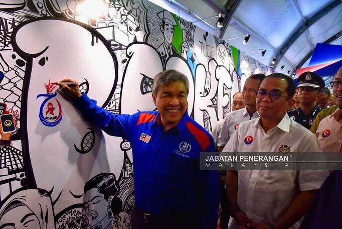 japenjohor's tweet photo. @JPenerangan @Zahid_Hamidi @khalednordin @ayubbinrahmat @Zainudin1S @EkspoJohor2017 #jauharku | YAB Timb PM dibawa melawati ruang pameran yg tdpt di #ekspojohor2017
๐ธ #nazrirapaai & #fuad2 | Jurufoto @JPenerangan
#teamjohor https://t.co/bjBWqQGdJu