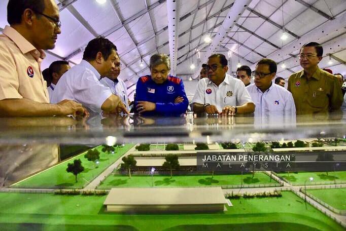 japenjohor's tweet photo. @JPenerangan @Zahid_Hamidi @khalednordin @ayubbinrahmat @Zainudin1S @EkspoJohor2017 #jauharku | YAB Timb PM dibawa melawati ruang pameran yg tdpt di #ekspojohor2017
๐ธ #nazrirapaai & #fuad2 | Jurufoto @JPenerangan
#teamjohor https://t.co/bjBWqQGdJu