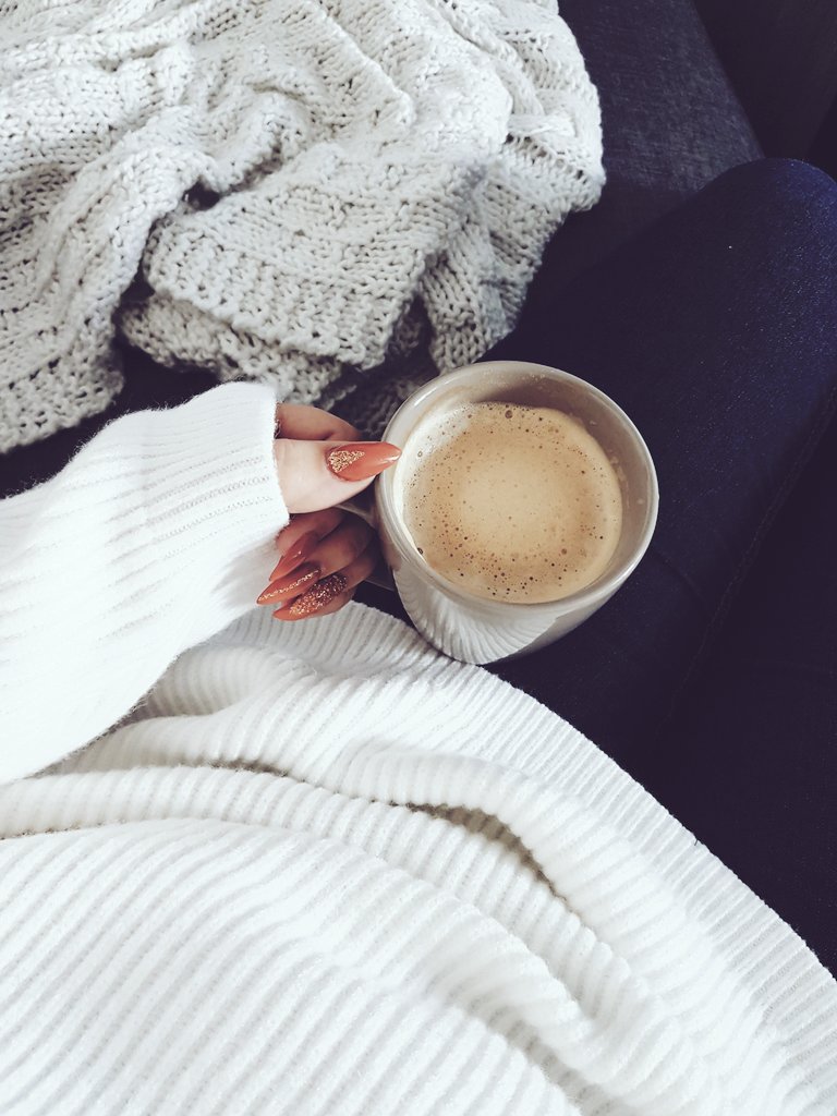 lemondedalison's tweet photo. Ces moments cocooning 🍁
#maxipull #cocooning #plaidcocooning #coffeetime #stiletonails https://t.co/ZH6uOmSc2J