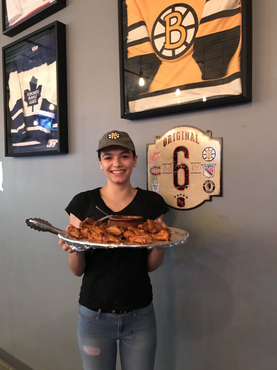 TheBarnAtNESV's tweet photo. Keep an eye out for the girls in the halls of @NEsportsvillage today for delicious wing &amp; pizza samples! #nesvbarn #hotpizzacoldbeer https://t.co/N4hETejqs8