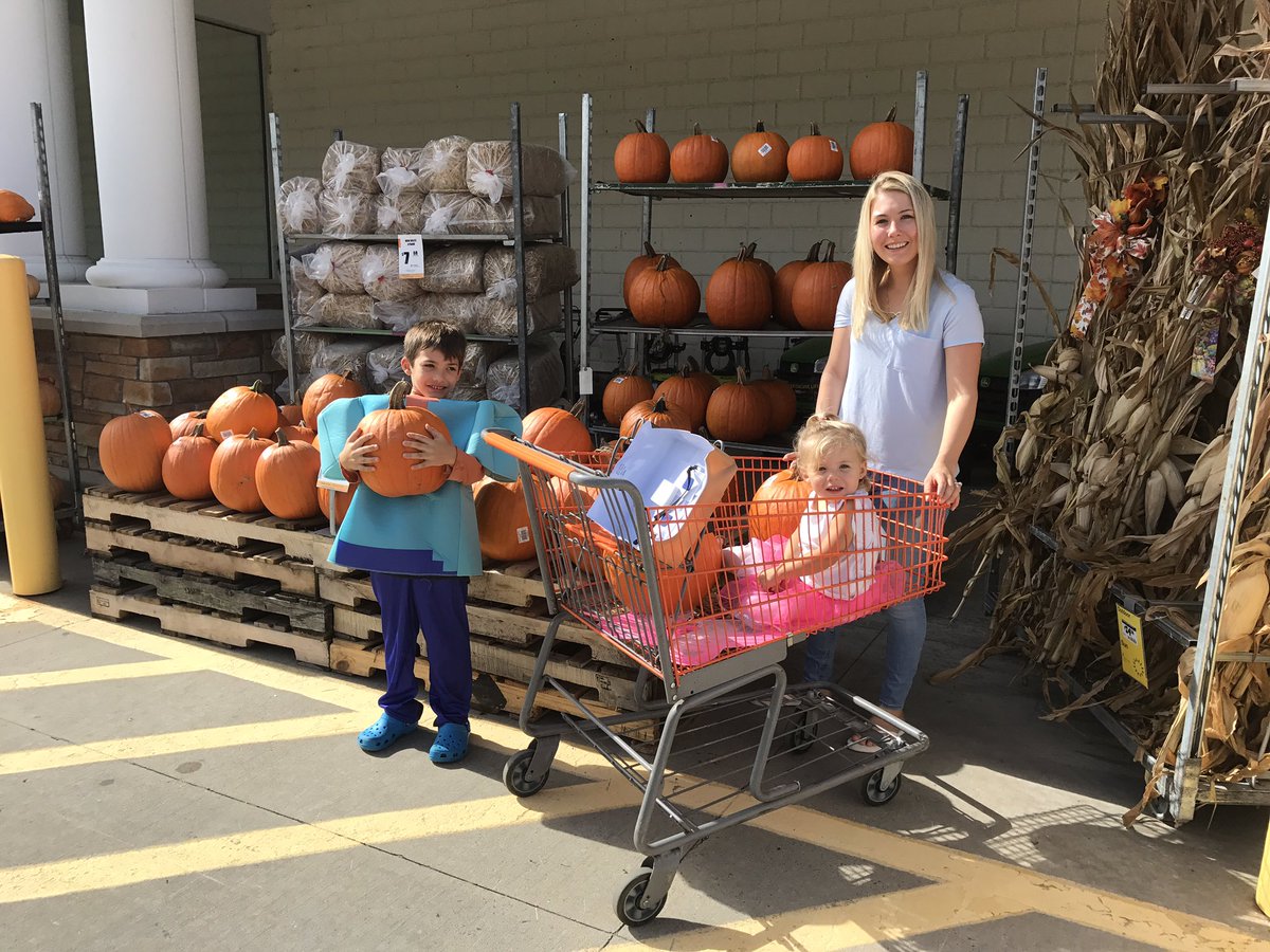 susan_plog's tweet photo. Everyone's #PumpkinPicking @HomeDepot @dangracehd #6178Fishkill @KurtWeissGH https://t.co/XfJcnWmXaQ
