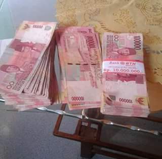 Siapa yang mau uang #UANG . dapet ngepet ni! (haha