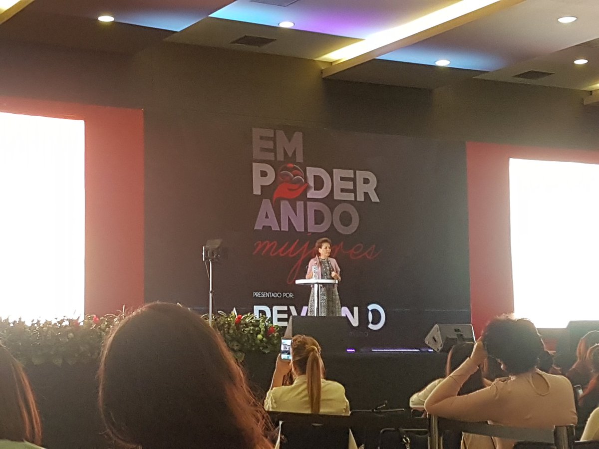 brendaflowersr's tweet photo. Gran conferencia de @WallaceIsabel en @EMujeres2017 #EmpoderandoMujeres2017 https://t.co/ZQB1yr43cX