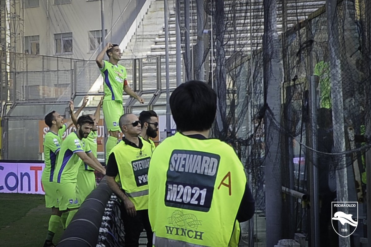 PescaraCalcio's tweet photo. la gioia #BiancAzzurra a Parma #ParmaPescara #PARPES @Lega_B https://t.co/wsMRvMS7sz