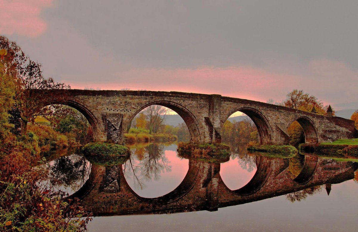 VisitScotland's tweet photo. Beautiful autumnal reflections at #Stirling Bridge! 🍁 🍃 🍂 #HHA2017 📷 FB/Ronald Stokes https://t.co/YjNorsUDg7