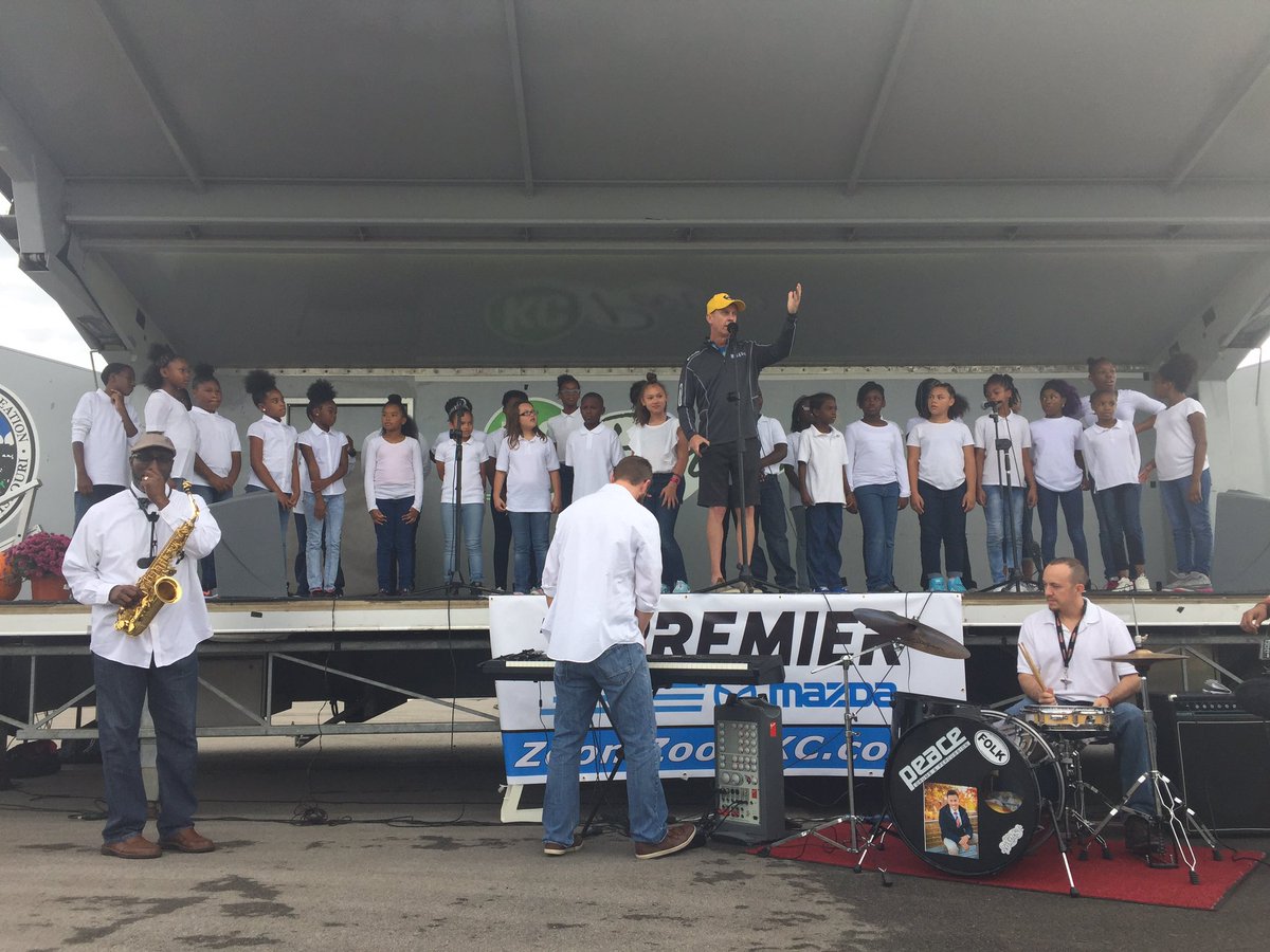 CEeagles's tweet photo. 5th grade at the Soith KC chamber block party! #centersd #ce58 https://t.co/Y8siR947rU