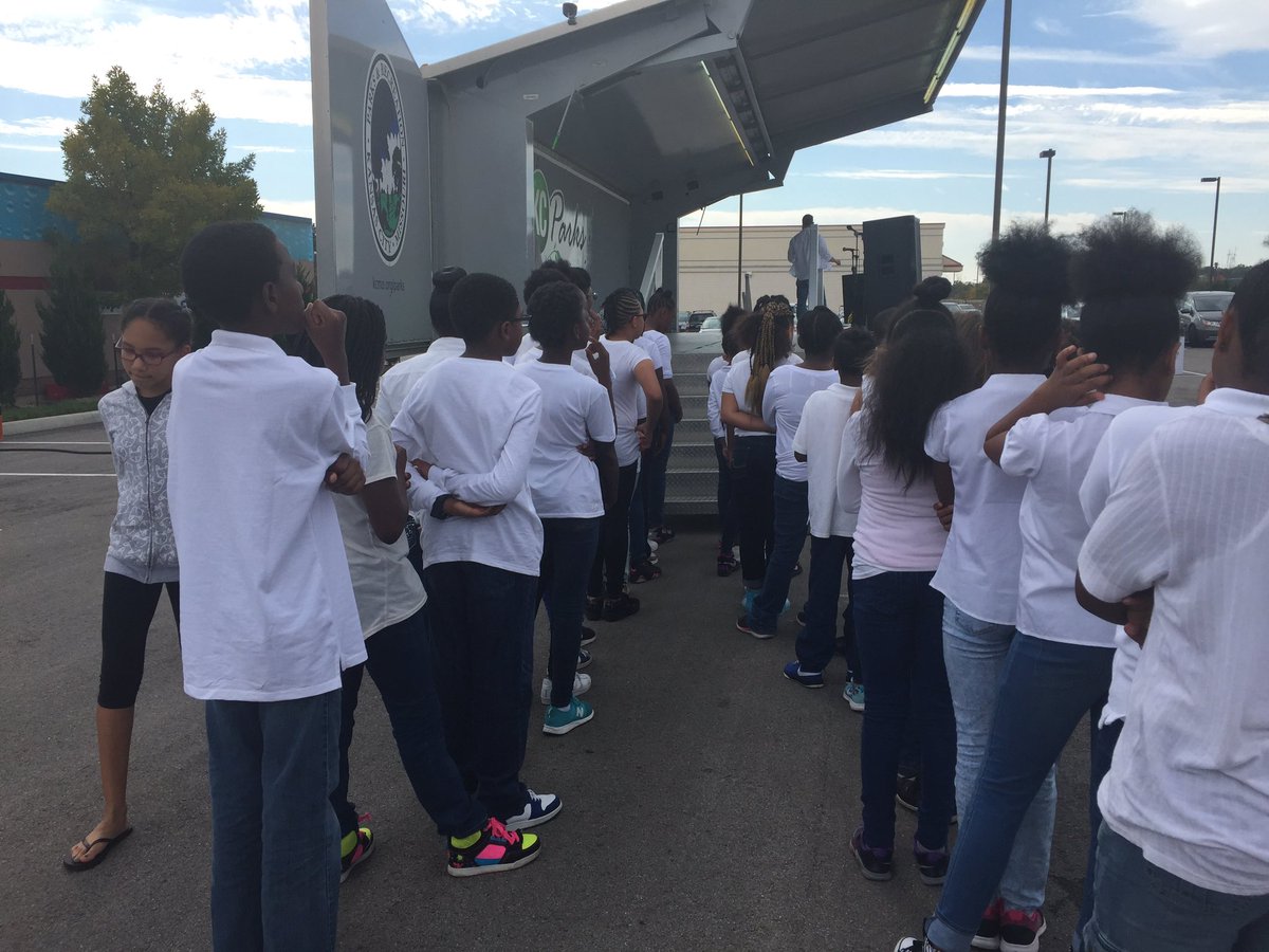 CEeagles's tweet photo. 5th grade at the Soith KC chamber block party! #centersd #ce58 https://t.co/Y8siR947rU