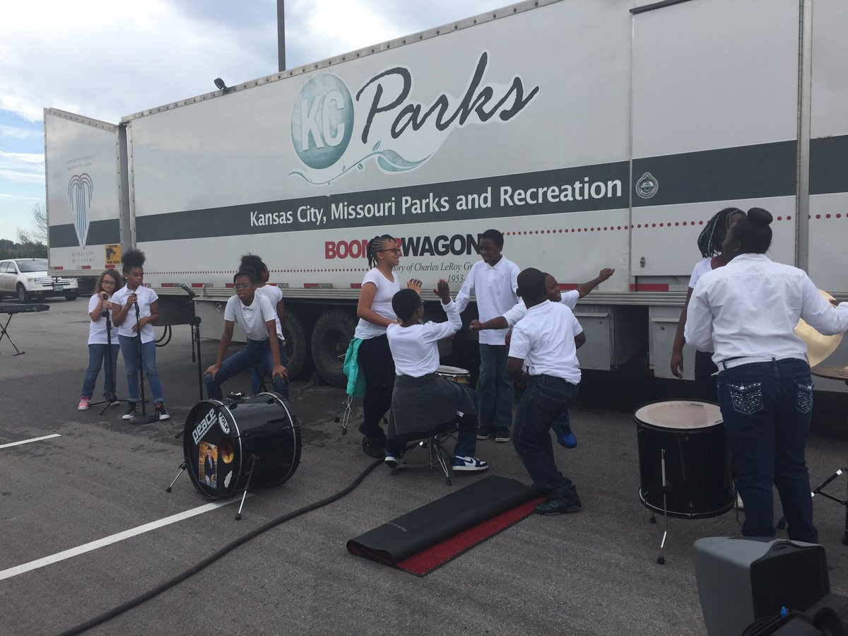 CEeagles's tweet photo. 5th grade at the Soith KC chamber block party! #centersd #ce58 https://t.co/Y8siR947rU