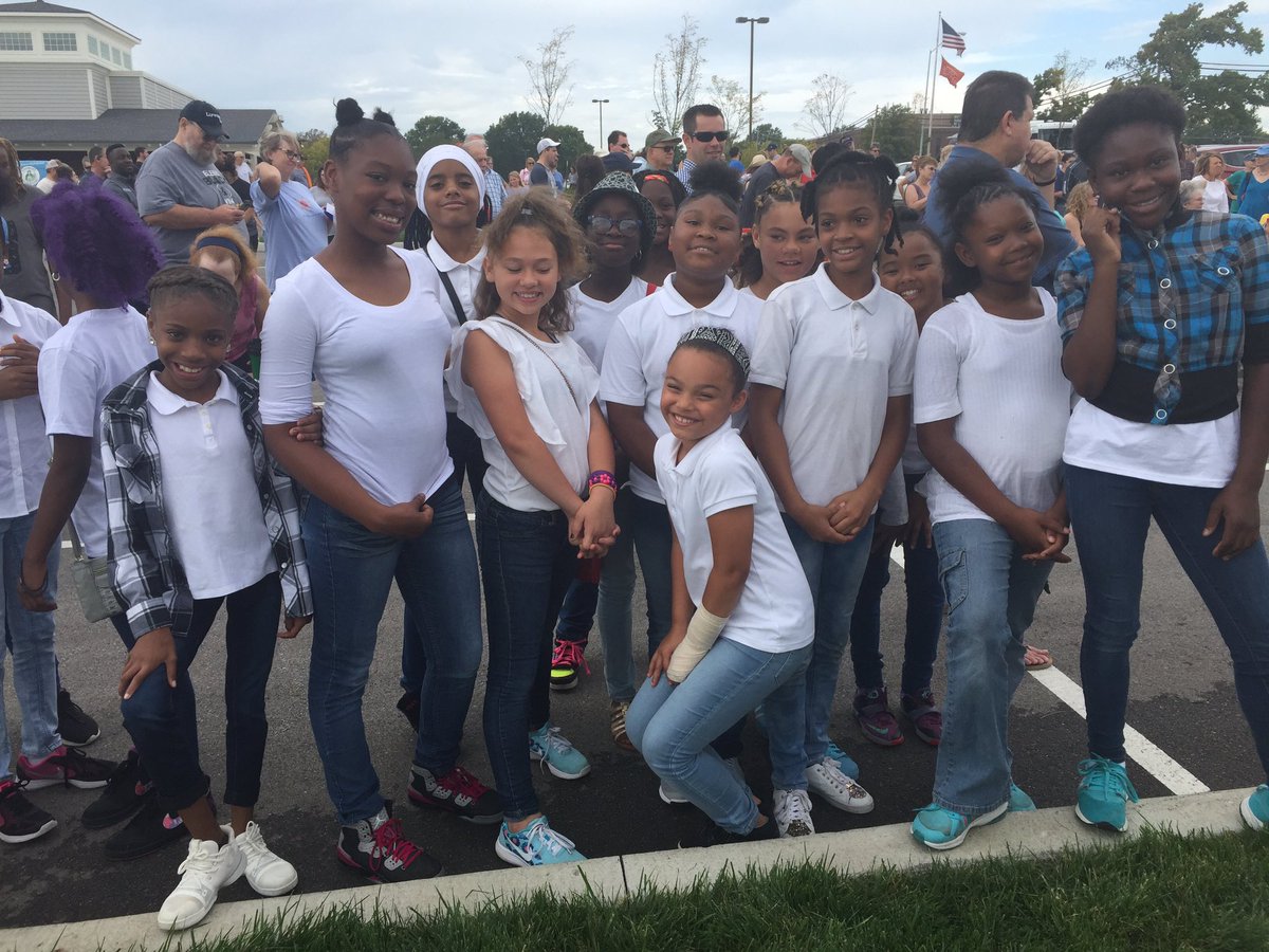 CEeagles's tweet photo. 5th grade at the Soith KC chamber block party! #centersd #ce58 https://t.co/Y8siR947rU