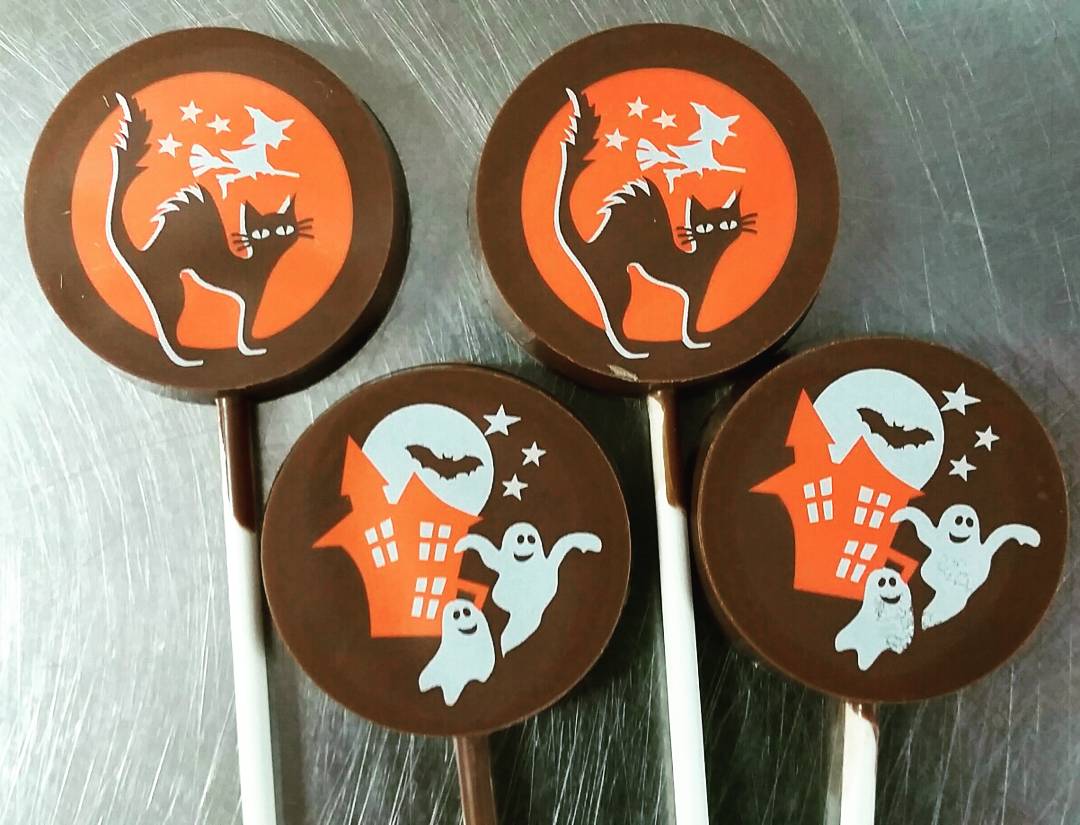 CandiWerx's tweet photo. #Cats and #witches, #ghosts and #spiders #chocolate lollies #funwithchocolate #funwithcolour #transfersheets #halloween #fall #HamOnt https://t.co/AjFHKSv0fj