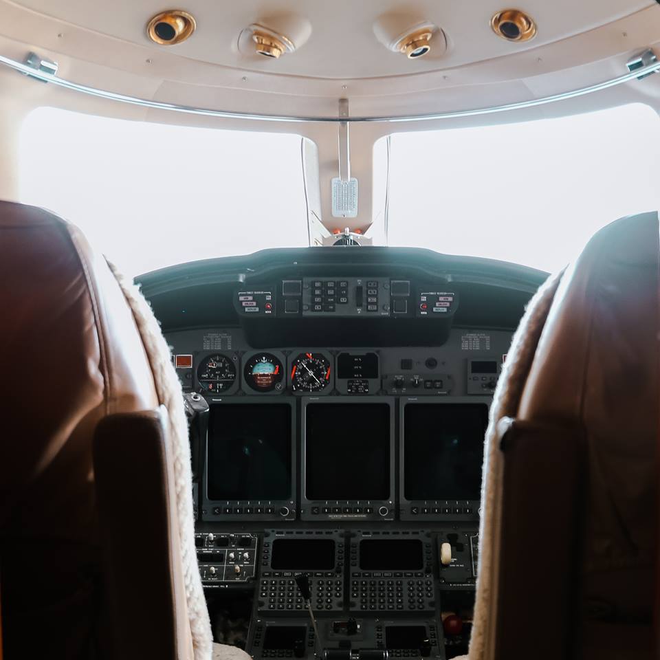 turnberryocean's tweet image. A peek at your captain’s view. Private jet travel awaits at Fontainebleau Aviation. Learn more at TurnberryOceanClub.com #FlyFamously