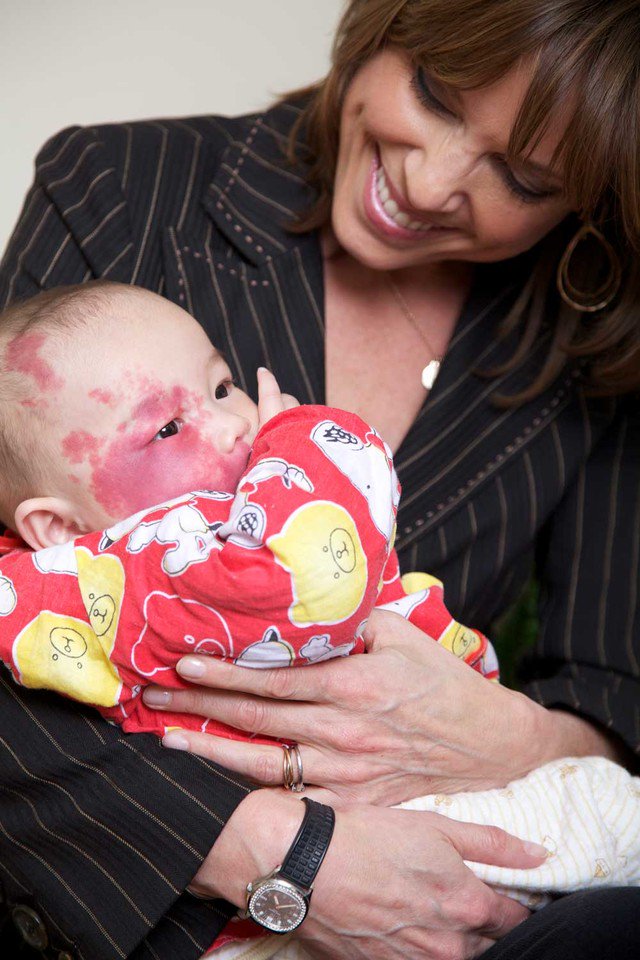 @allsportsu presents 2017 #HumanitarianAward winner <a href="/HannahStormESPN/">Hannah Storm</a>. Hear Interview showing why she is deserving crwd.fr/2xFxkBf