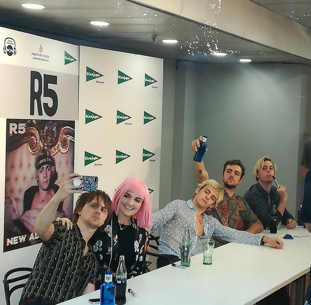 raquelromb's tweet photo. It couldn't be better. Thank you again guys, see you tomorrow! Spain loves you @officialR5 ❤️❤️❤️ https://t.co/JBD6Ma7e8C