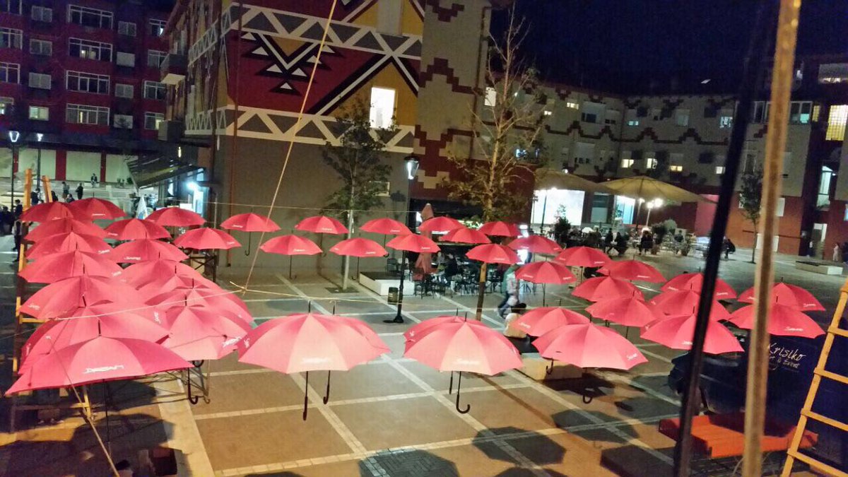 GManastirliu's tweet photo. Përgatitjet e fundit për #Markata🌸 #Mendo💗 #TetoriRozë #MuajiNdërgjegjësimitKundërKanceritTëGjirit🎀 👉 Nesër në ⏰ 11:00 #PazariiRi #Bashkë💪 https://t.co/jiuzjuF7Eg