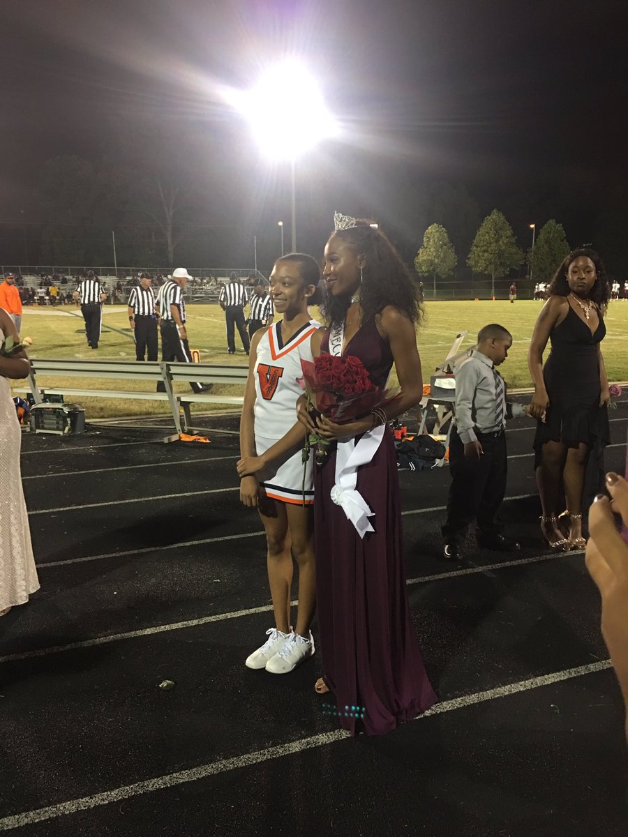 My beautiful sister &amp; I cut up &amp; both walked away with a title, Queen &amp; Princess 👑SO to my amazing mother and one of my great bfs DaNia😘‼️✊🏾