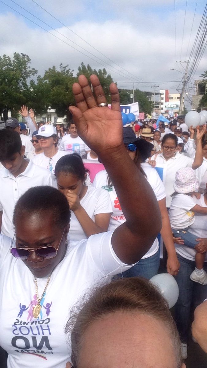 Amparo_Medina's tweet photo. #Guayaquil salió a defender el derecho de educar a nuestros hijos con nuestros principios y valores #ConMisHijosNoTeMetas https://t.co/5UpVFrIqSt