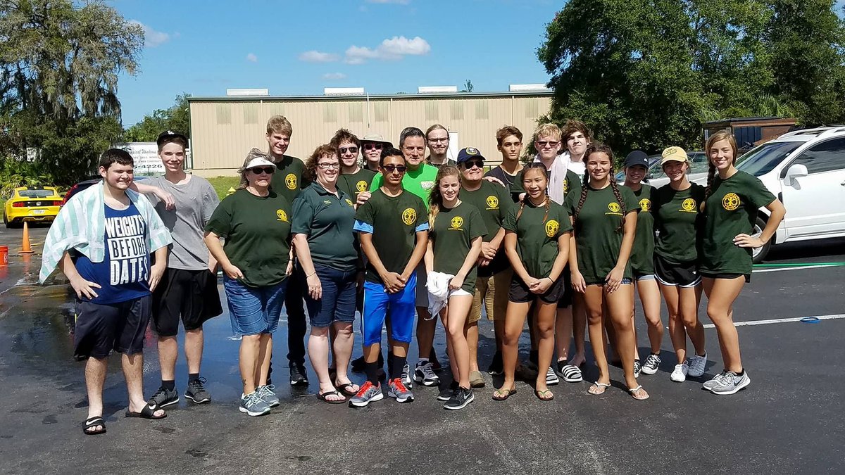 lecantointeract's tweet photo. Great having Sheriff Prendergast come to support LHS Interact during our car wash!  @SheriffCitrus  #1Lecanto #LHSInteract https://t.co/bf3untVIrb