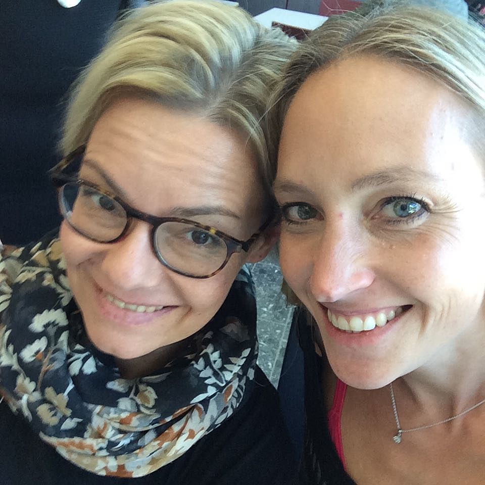 JuliaDessalles's tweet photo. Endlich wieder vereint 👩❤️👩 Winti und Julchen. Wir lieben uns halt. 😘❤️😘 #claudiawinter #authors #fbm2017 #bookf… https://t.co/mh2YWMvf8F https://t.co/2PyWxG9dGp