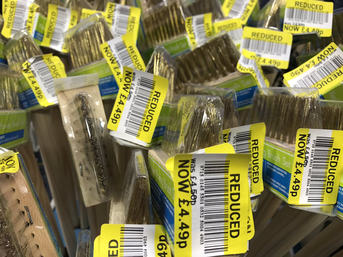 derekanash's tweet photo. I saw this bargain in Tesco yesterday. #patioscraper #pricingmalfunction #1poff https://t.co/fZE7tmrPHU