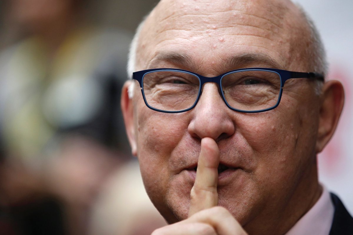 #BalanceTonPorc big up à un 🐷 qui s'amuse à faire claquer les culottes de journalistes