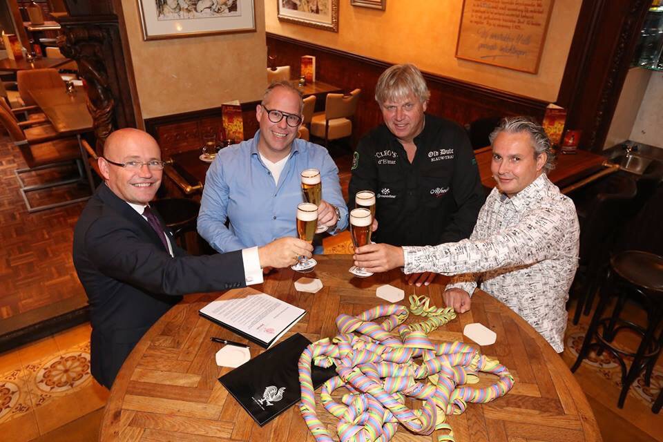 jocusvenlo's tweet photo. Stichting Horeca Aldstad Venlo en @jocusvenlo teikene niej kônvenant veur organisatie van #ElfvanElf: https://t.co/7eFm3IdZoe #venlo https://t.co/GTmCghD6xV