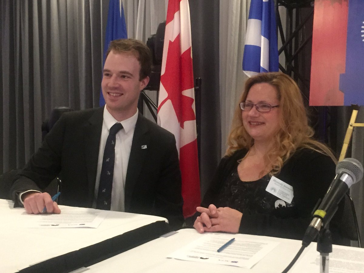 ACFAAB's tweet photo. Ententes communautaires: @ACFAAB et @CPFAlberta signent une entente pour promouvoir français et bilinguisme. #frab #frcan #ACFA2017 https://t.co/2aUKmymAXj