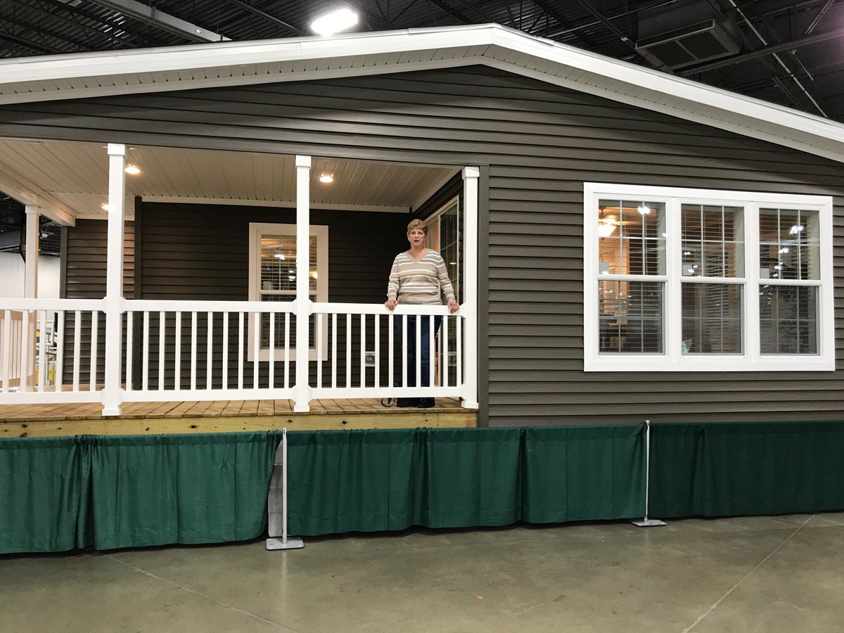 MHIupdate's tweet photo. She can't believe how beautiful this Skyline home is #NoviHomeShow https://t.co/zGTjyEhQdM