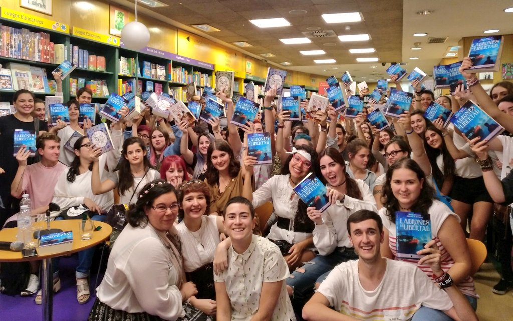 iriayselene's tweet photo. ¡Ya hemos terminado la firma de BILBAO! Muchísimas gracias a todas las personas preciosas que habéis venido 😍 https://t.co/Y4ja0K4pMX