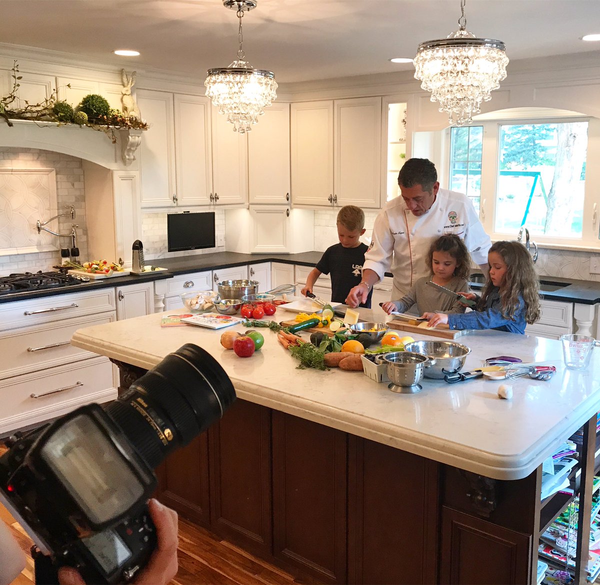 ChefMartinLopez's tweet photo. Fun photo shoot this morning with my little chef friends from @KitchenClubKids
Gracias mis cocineritos!
#ChefMartin #kItchenClubkids #Love https://t.co/YLVP2Otrw5