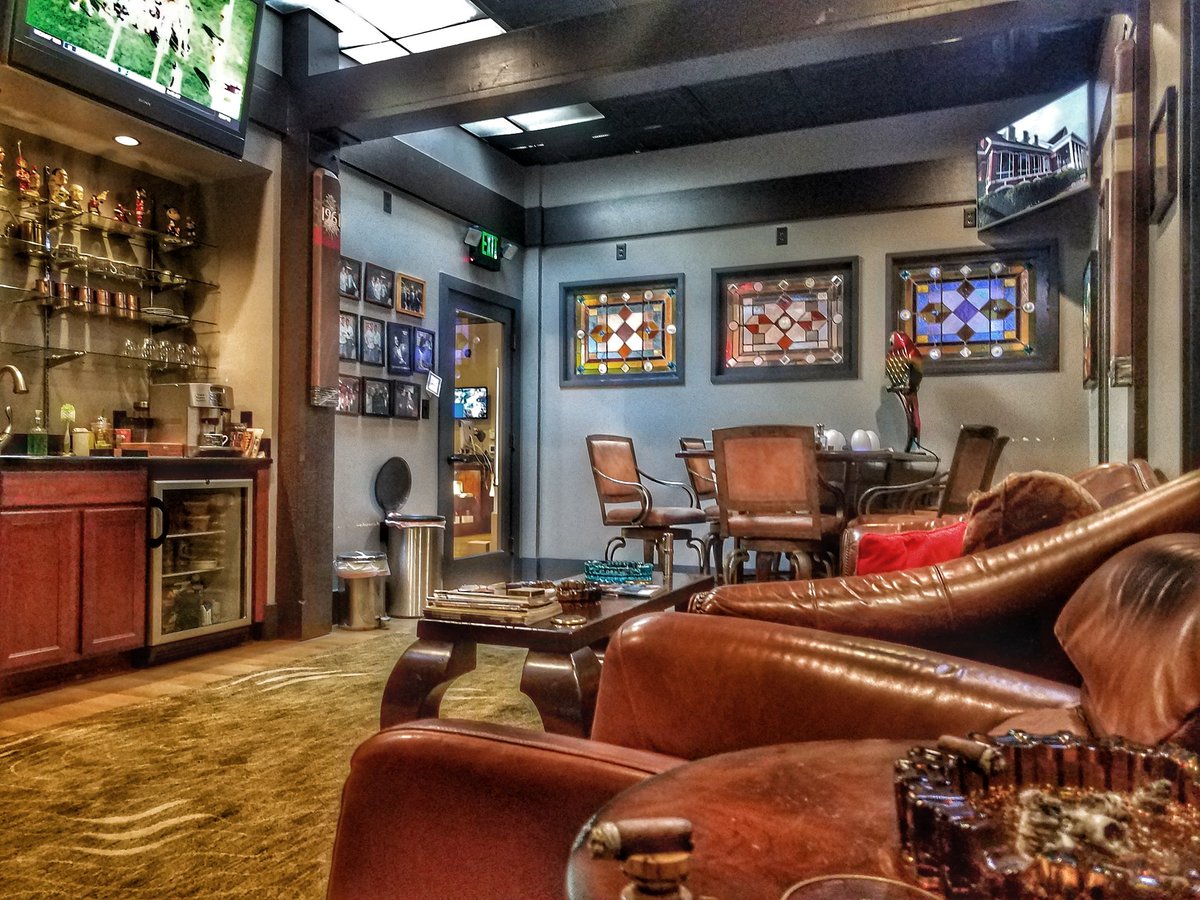 cigar_hawkblog's tweet photo. Hanging out at @HavanaPhils today. #locallounge #bnm #cigarshops #cigarbar #cigarhawk https://t.co/zT00qi0DTD