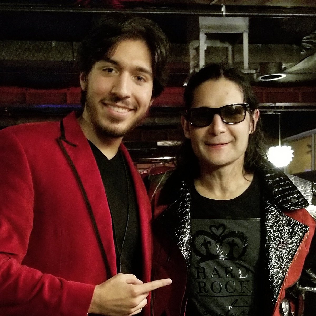 _TheRedCoats_'s tweet photo. Got to HANG OUT with Corey Feldman after our show together last night!

#CoreyFeldman
#TheRedCoats
#GamestitchPodcast https://t.co/raM1c6ZCBH