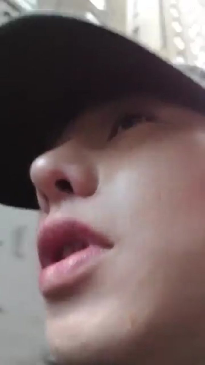 มีวาสนาได้ดูไลฟ์ที่สองจากแจ้งเตือน กดเข้าไปยังดูได้จนจบ ขอหอมแจ้มนิ่มๆที่มีสิวหนุ่ม จุ๊บปากแดงๆก่อนไปทำงานทีนะ ชื่นจึยยย #เป๊กผลิตโชค