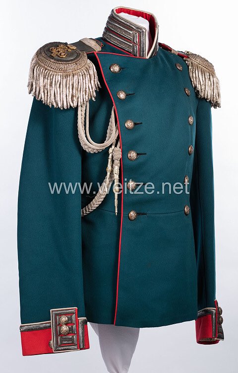 ラ王子 ロシア帝国の軍服は刺繍の豪華さと正肩章の装飾 飾緒の優雅さに加えて防寒と重厚感を兼ね備えたダブルの軍服というところがいいよね