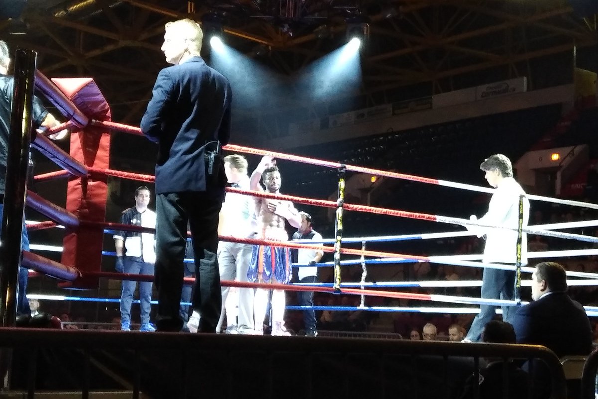 Fight called after 4 rounds. Winner here (sorry don't have a name) https://t.co/RnBbxedrFV