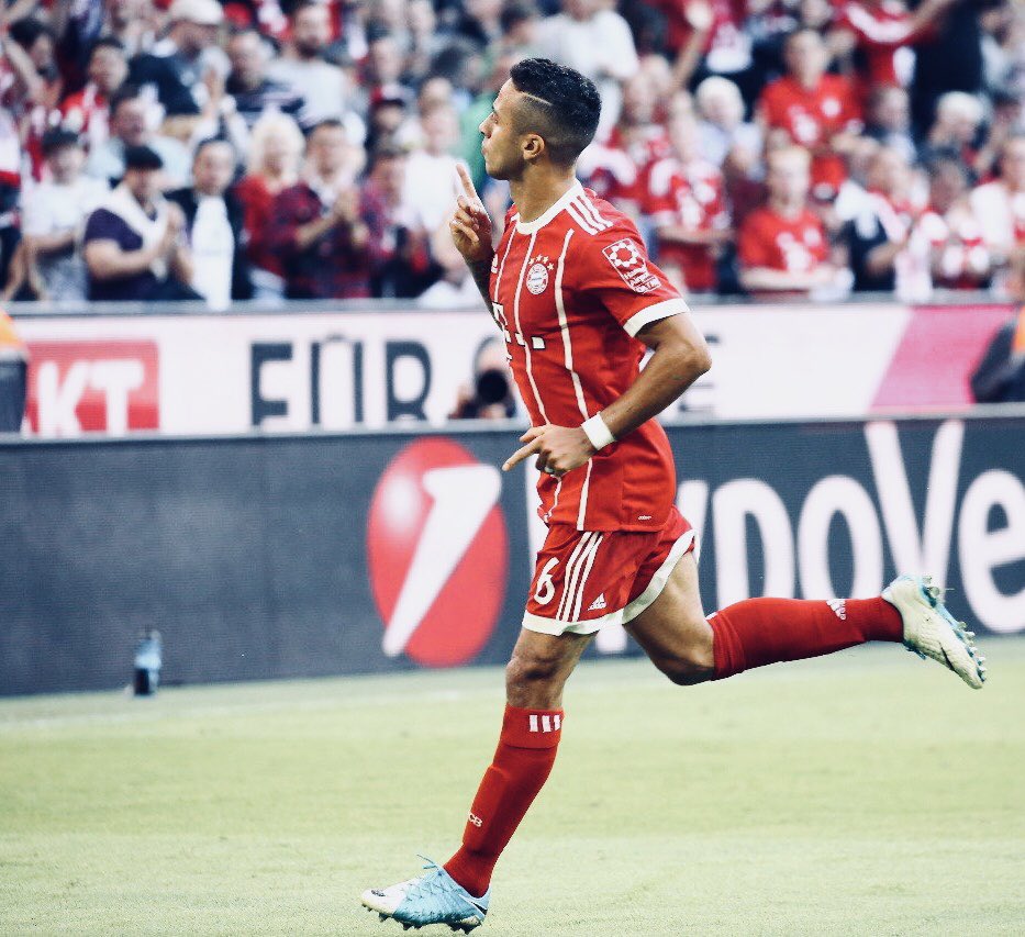 Thiago6's tweet photo. Awesome atmosphere! #MiaSanMia ⚽️ https://t.co/Qk2m9B9DPF