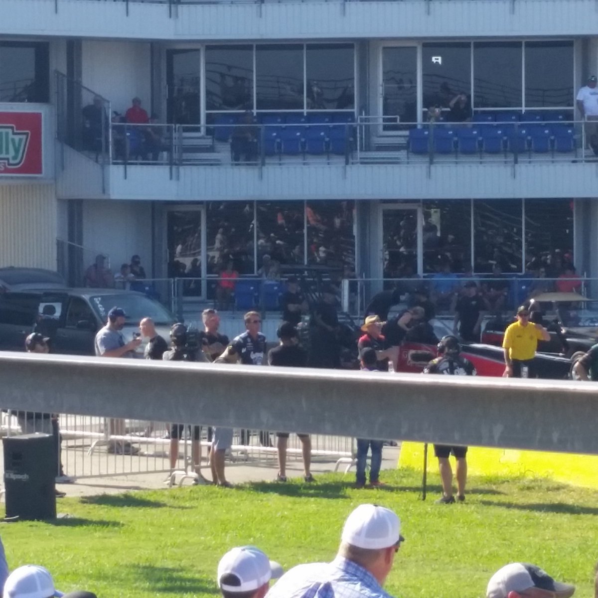 VickiePoston's tweet photo. I spy @RRRawlings #AlexLaughlin #gasmonkeygarage #gasmonkeyenergy #gasmonkey https://t.co/qzSvGxDGQp