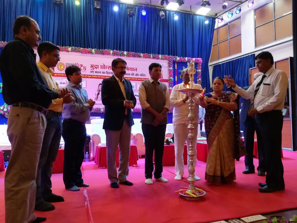 slbc_gujarat's tweet photo. Mudra Promotion Camp held at Jamnagar (Gujarat) on 14.10.2017. #PMMY #MudraPromotionCampaign  #PradhanMantriMudraYojana https://t.co/LYsXWCLTEW